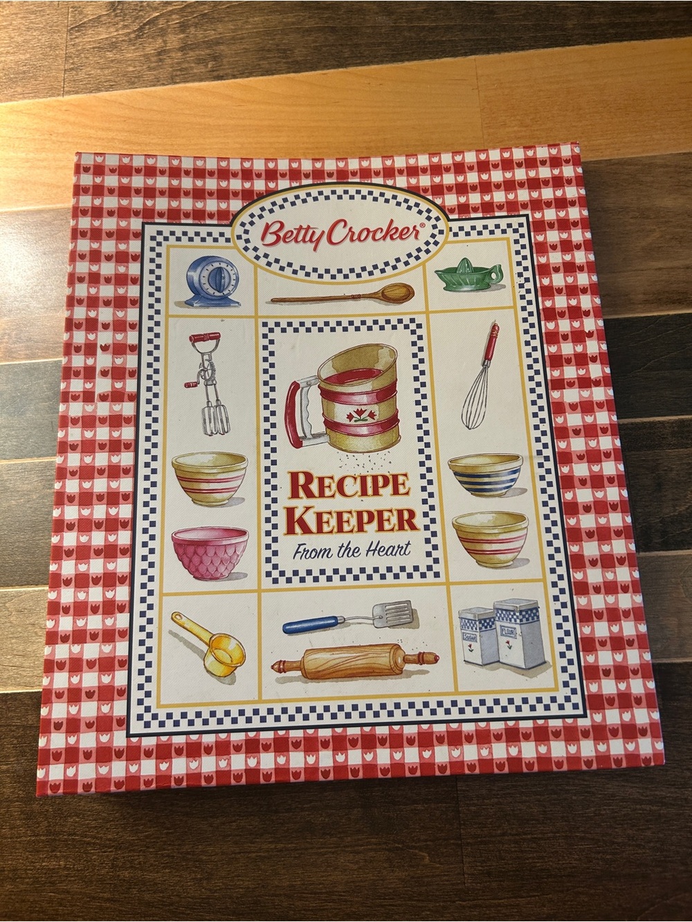 Betty Crocker Red and Cream Recipe Keeper with Kitchen Illustration